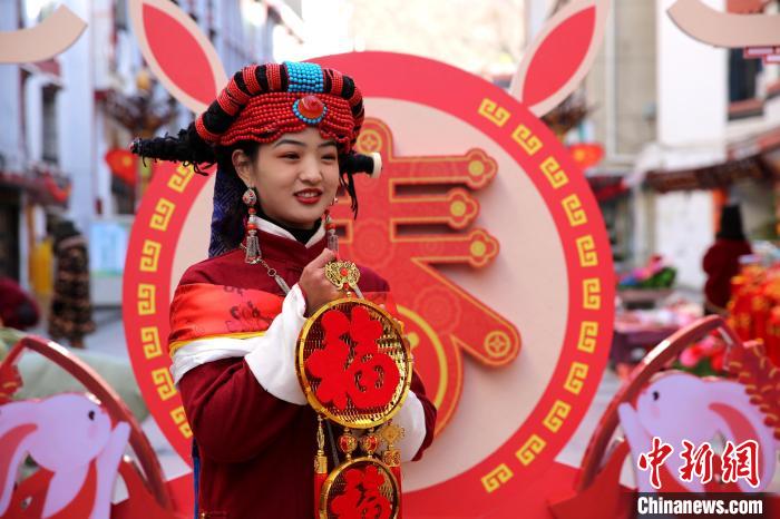 身著嘉絨藏族服飾的丹巴女孩送祝福?！〖o 攝