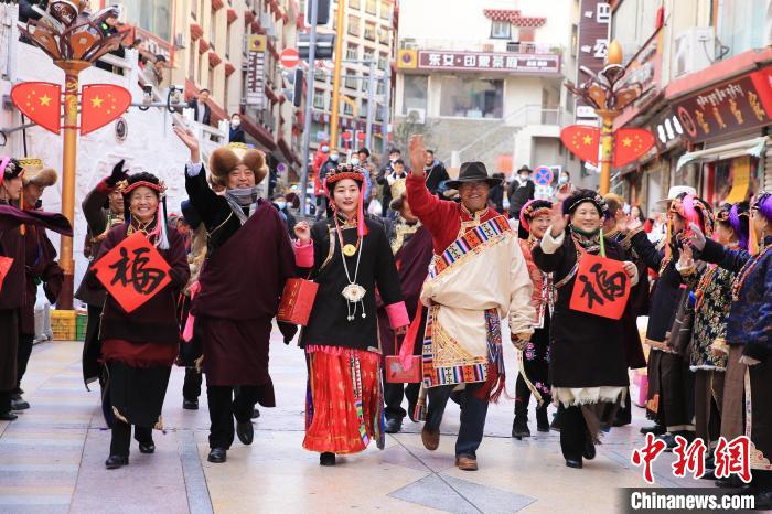 丹巴街頭快閃送祝福。　李永安 攝