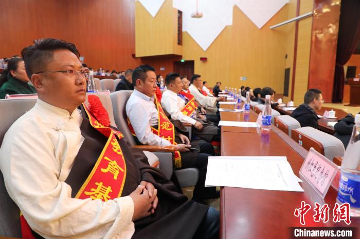 圖為玉樹(shù)州民族團(tuán)結(jié)進(jìn)步創(chuàng)建工作推進(jìn)會(huì)現(xiàn)場(chǎng)?！『F龍 攝