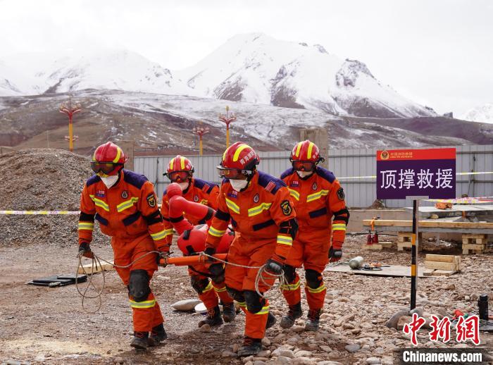 圖為地震實戰(zhàn)拉動現(xiàn)場，參演人員正在轉(zhuǎn)移受傷人員?！∮駱湎拦﹫D