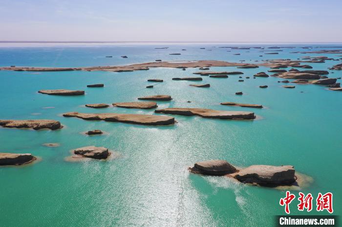 航拍青海大柴旦烏素特水上雅丹奇特景觀?！●R銘言 攝