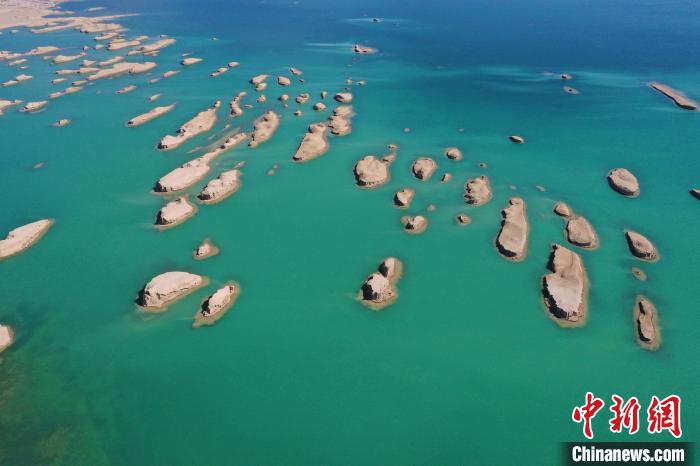 航拍青海大柴旦烏素特水上雅丹奇特景觀。　馬銘言 攝