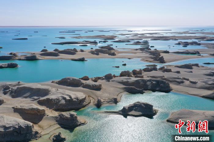 航拍青海大柴旦烏素特水上雅丹奇特景觀?！●R銘言 攝