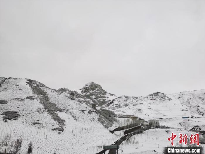 圖為青海省東南部的青沙山區(qū)域銀裝素裹?！?zhí)砀?攝
