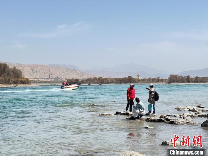 圖為游客在黃河岸畔游玩，并與黃河合影留念?！∑钤鲚?攝