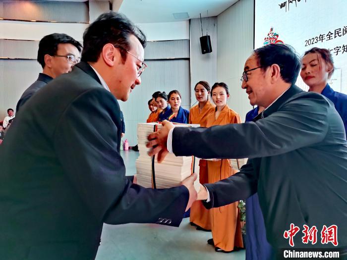 圖為贈(zèng)送叢書。　張?zhí)砀?攝