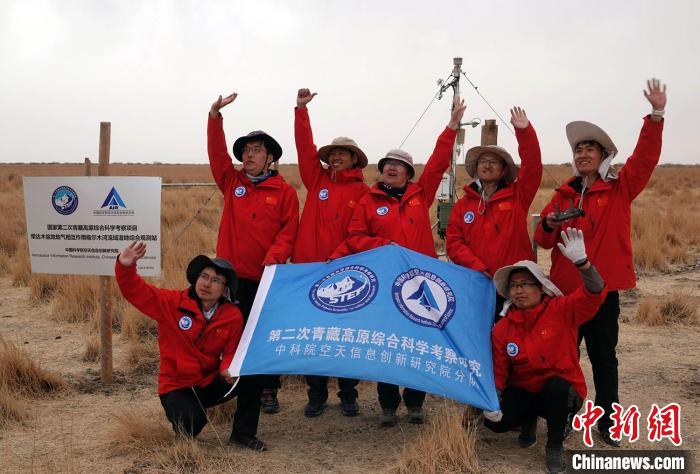經(jīng)過不懈努力，格爾木濕地站終于建成，第二次青藏科考中科院空天院分隊向航拍無人機(jī)揮手合影?！?lt;a target='_blank' href='/'><p  align=