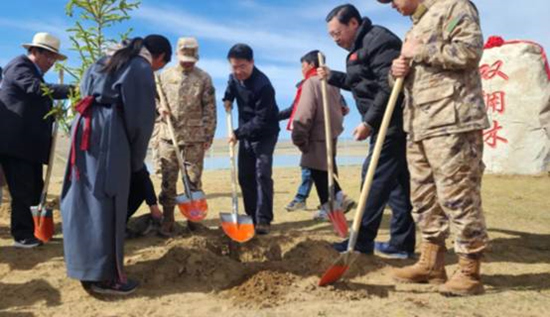 保護(hù)黃河干支流域生態(tài)，軍地共建“雙擁林”防護(hù)帶。四川省退役軍人事務(wù)廳供圖