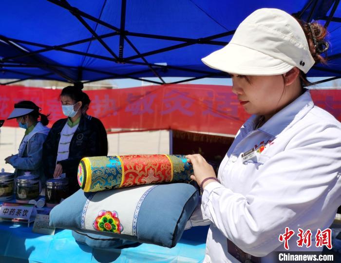 圖為青海省互助縣的中藥枕頭?！?zhí)砀?攝
