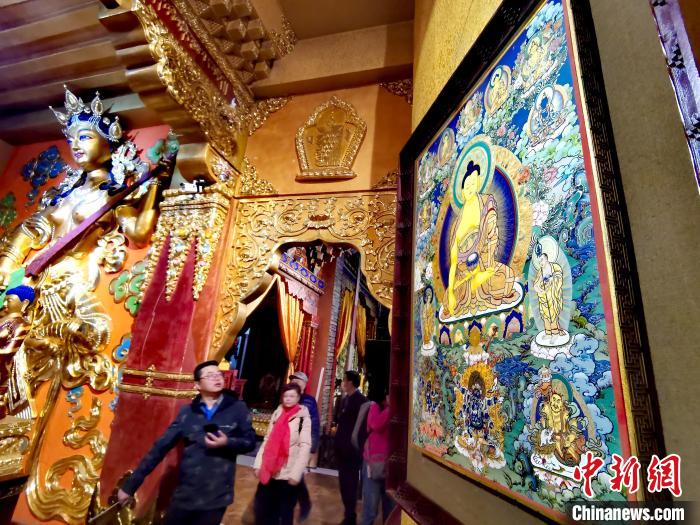 圖為仁俊畫院內(nèi)的唐卡?！?zhí)砀?攝