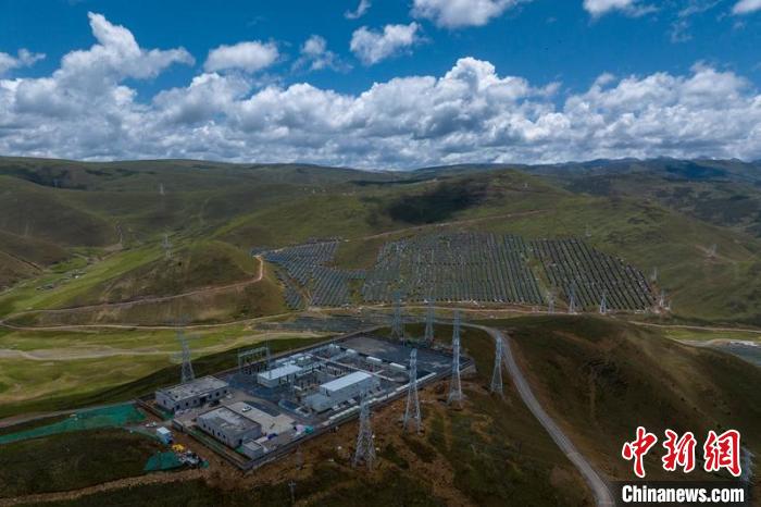 航拍建成投運(yùn)的柯拉一期光伏電站升壓站?！⒅铱?攝