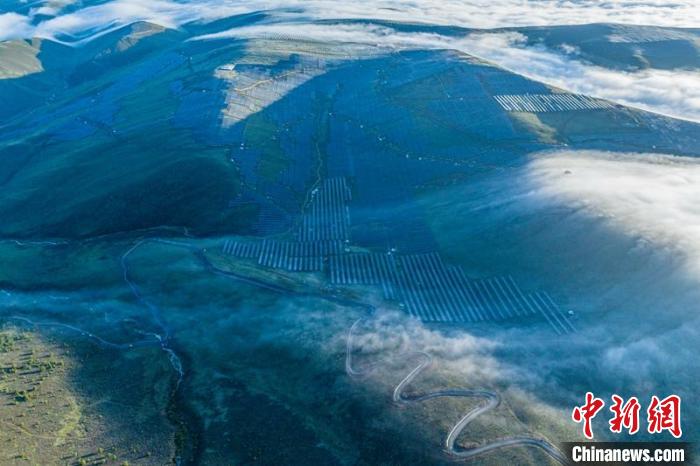 云霧下的柯拉一期光伏電站場一角?！⒅铱?攝