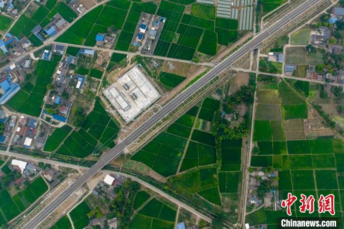 空中俯瞰綿竹牽引變電所和川青鐵路成黃段鐵路線。　劉忠俊 攝