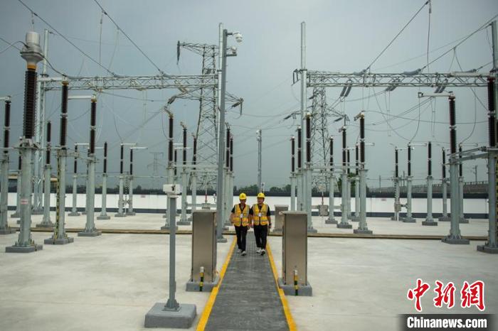 工作人員正在綿竹牽引變電所內巡查設備受電運行情況。　劉忠俊 攝