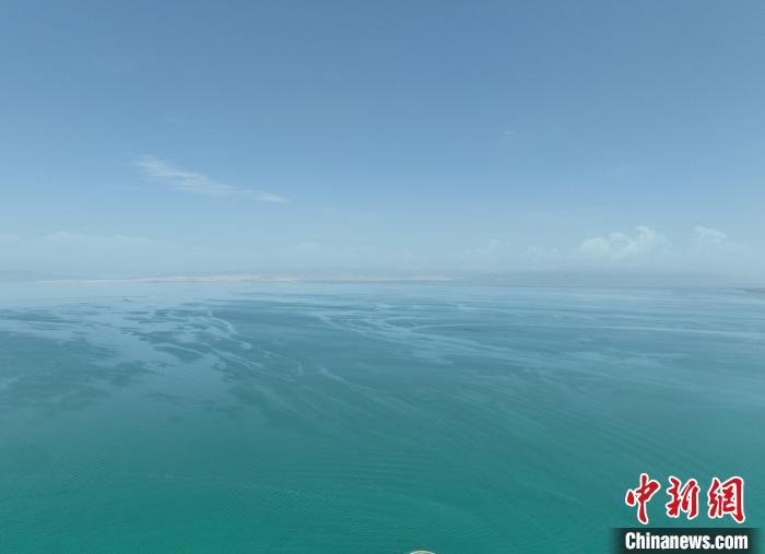 圖為航拍仲夏時節(jié)，青海湖水天一色?！∑钤鲚?攝