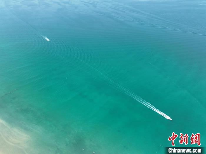 圖為航拍仲夏時節(jié)，青海湖湖水碧波蕩漾。　祁增蓓 攝