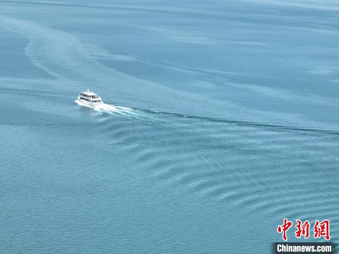 圖為航拍仲夏時節(jié)，青海湖湖水碧波蕩漾?！∑钤鲚?攝