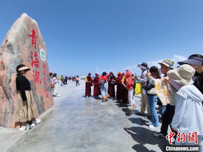 圖為航拍青海湖美景引游客拍照打卡?！∑钤鲚?攝