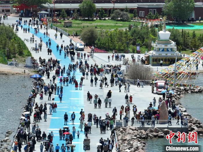 圖為航拍青海湖二郎劍景區(qū)游客眾多?！∑钤鲚?攝