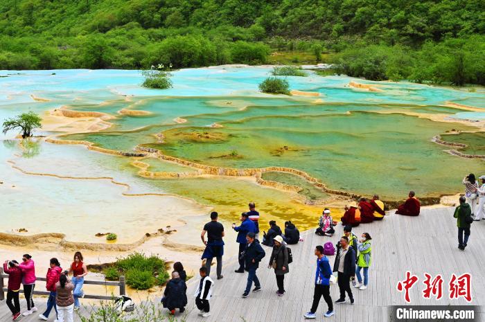 游客在黃龍風(fēng)景名勝區(qū)游覽。　安源 攝