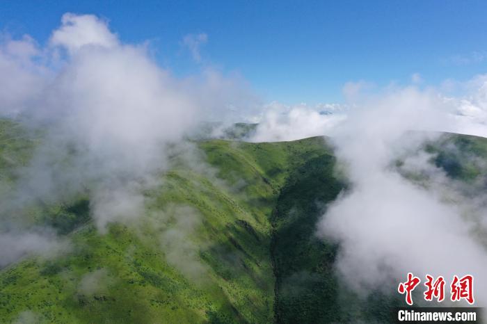航拍賽來塘鎮(zhèn)山間云霧繚繞。　馬銘言 攝