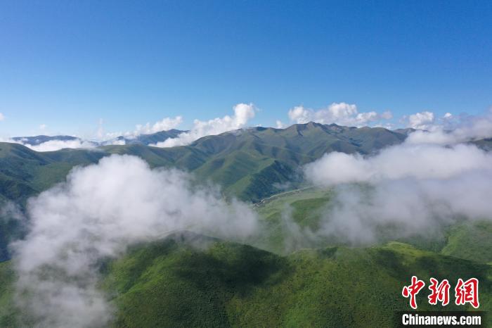 航拍賽來塘鎮(zhèn)山間云霧繚繞。　馬銘言 攝
