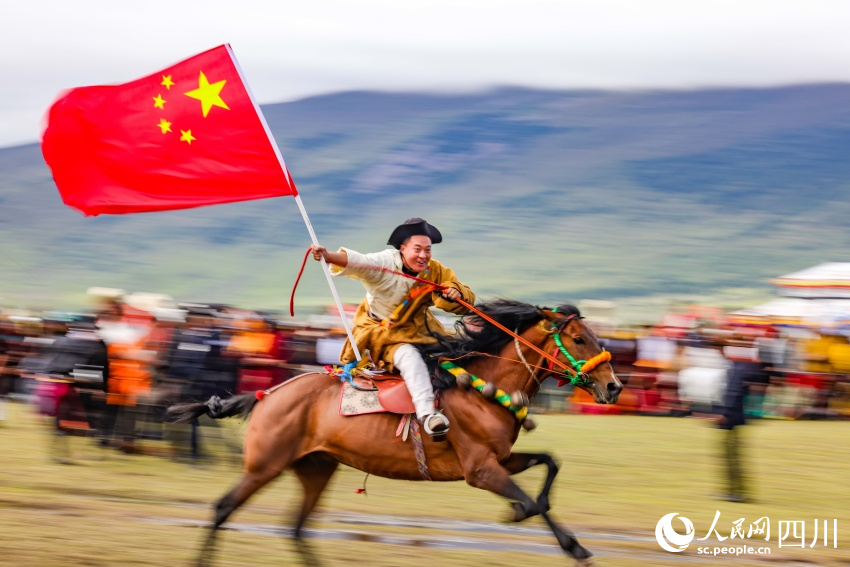 馬術(shù)表演現(xiàn)場。洛絨尼瑪攝