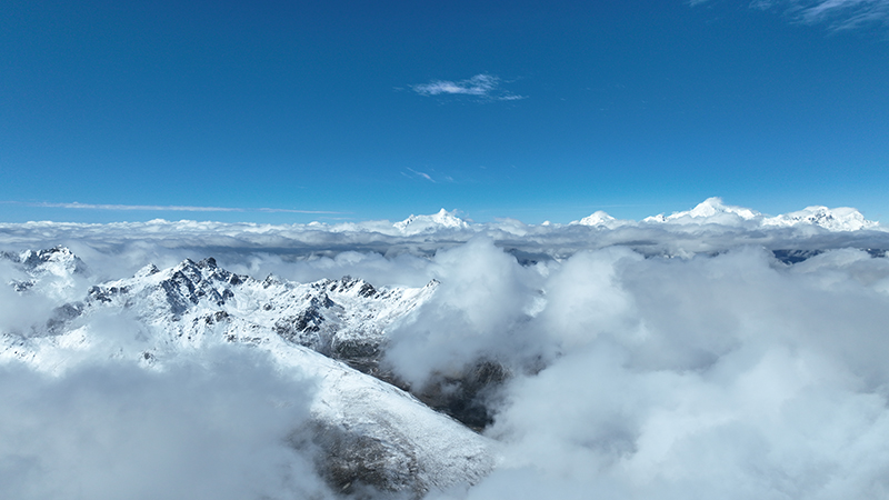在白馬雪山遙望梅里雪山。德欽縣融媒體中心供圖