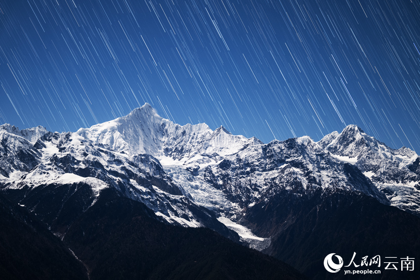 梅里雪山“星河流淌”奇觀。趙一舟攝