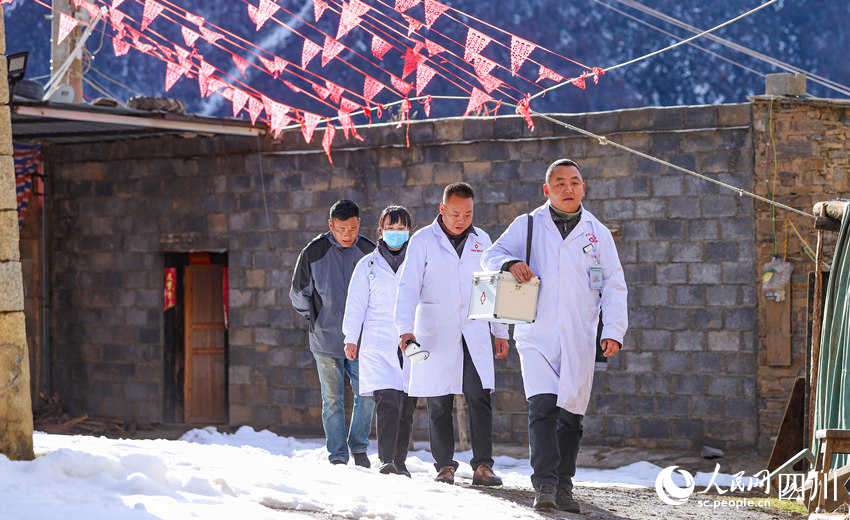 對口幫扶醫(yī)療小分隊(duì)行走在雪地里。劉學(xué)懿攝