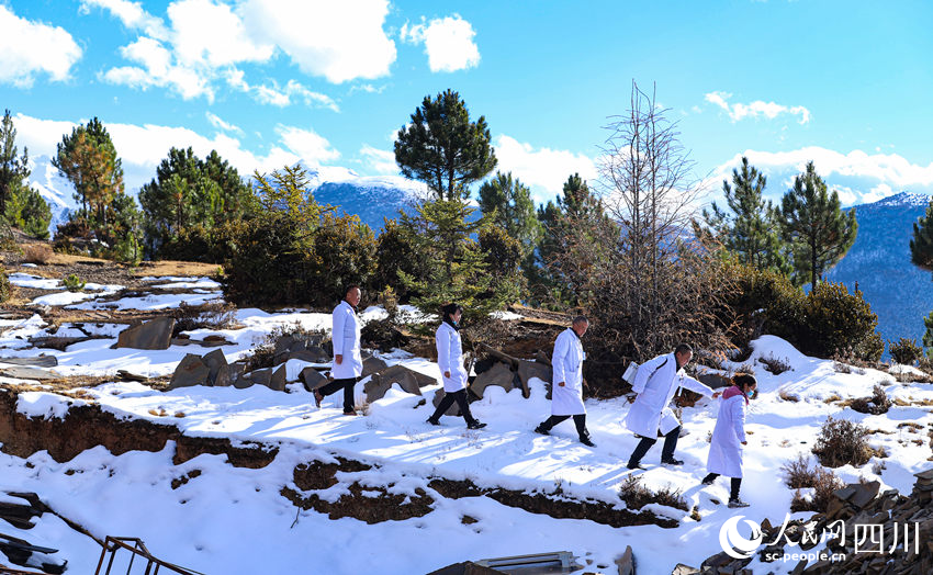 對口幫扶醫(yī)療小分隊(duì)行走在雪地里。劉學(xué)懿攝