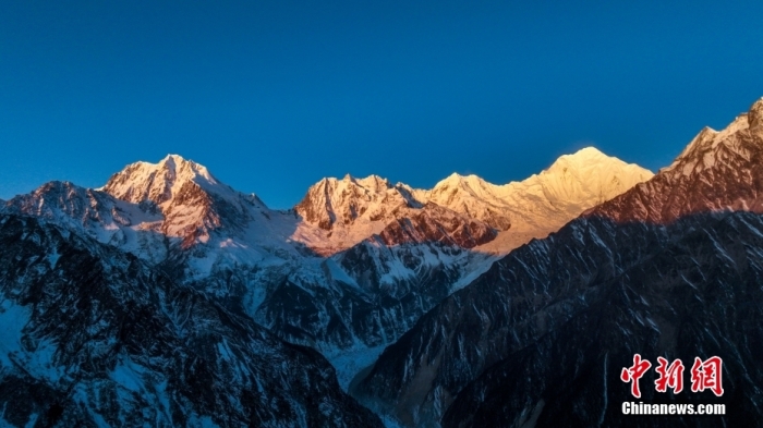 圖為2月1日，清晨陽光照在貢嘎雪山上，出現(xiàn)“日照金山”景觀。(無人機照片)<a target='_blank' href='/'><p  align=