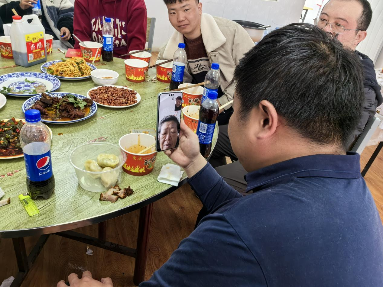 王玉琦與家人視頻。王元明攝