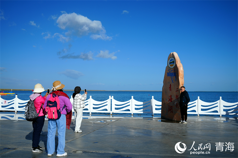 游客在青海湖二郎劍景區(qū)游玩。人民網(wǎng) 況玉攝