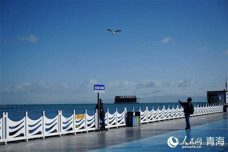 游客在青海湖二郎劍景區(qū)游玩。人民網(wǎng) 況玉攝