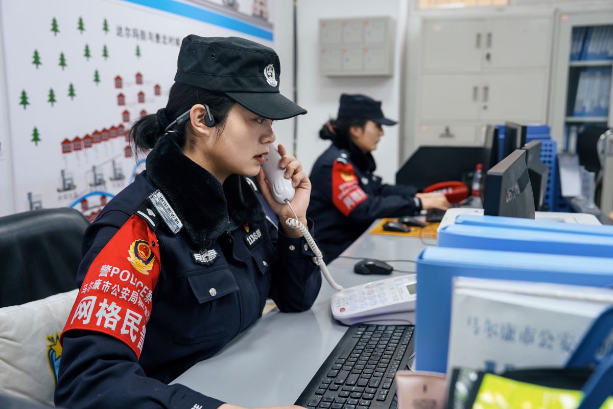 正在工作的女警們。劉一可攝