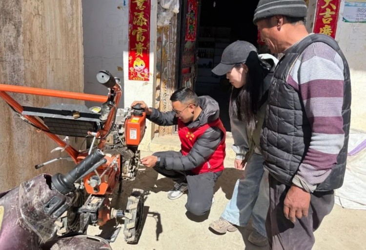 澤郎幫助村民檢查機(jī)械農(nóng)具。黑水縣融媒體中心供圖