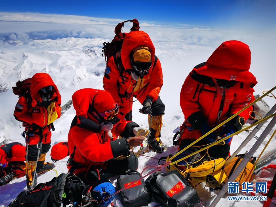 （新華全媒頭條·圖文互動）（2）往更高處長、往長春北京方向移動——來自海拔8848.86米的報告