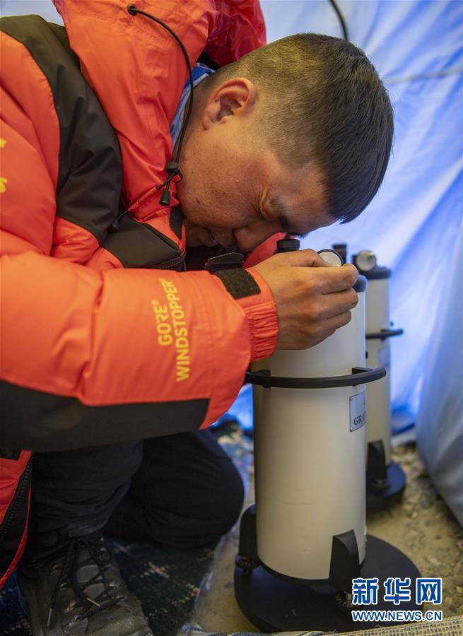 （新華全媒頭條·圖文互動）（9）往更高處長、往長春北京方向移動——來自海拔8848.86米的報告