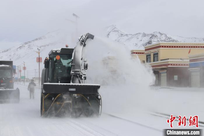 圖為該支隊(duì)官兵正在清理路面積雪?！《崦刺?攝