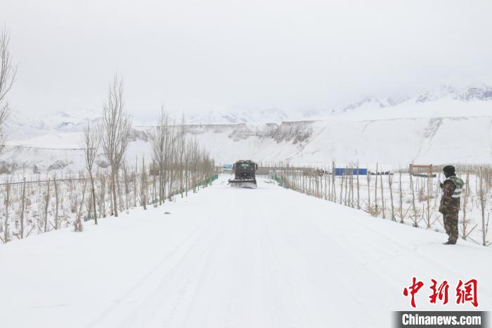 圖為救援官兵正在緊急清理路面積雪?！《崦刺?攝