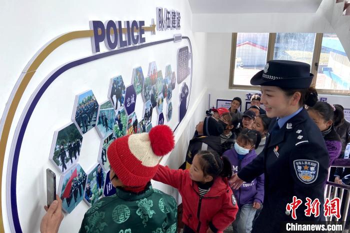 山南邊境管理支隊勒布邊境派出所舉行警營開放日活動，邀請駐地民眾進警營，了解民警工作生活?！∏f冀 攝