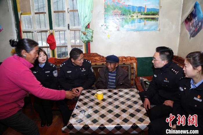亞東出入境邊防檢查站民警走訪慰問轄區(qū)困難群眾?！堄陱?攝
