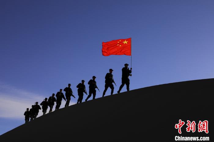 日喀則邊境管理支隊幾腳橋邊境檢查站民警在轄區(qū)開展巡邏工作。　龍小鳳 攝