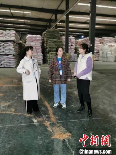 圖為次仁措姆(中)正在開展街道工作。<a target='_blank' ><p  align=