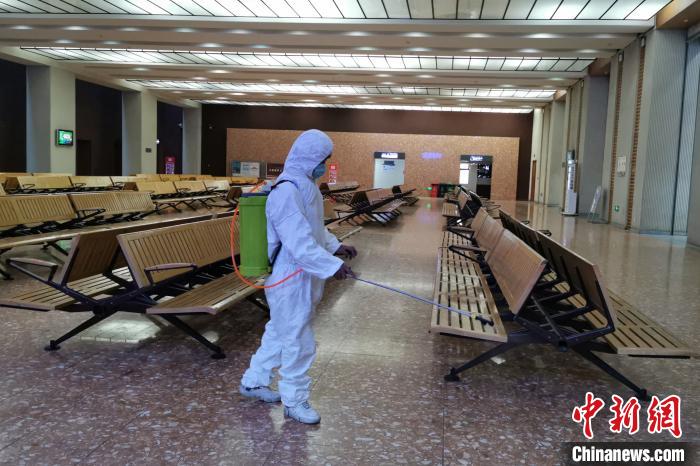 圖為拉薩車站工作人員在候車室進(jìn)行消毒?！±詈Ｐ?攝