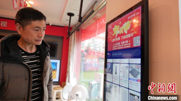圖為店內(nèi)放置的可在線選購商品的觸摸電子展示屏?！≈x牧 攝