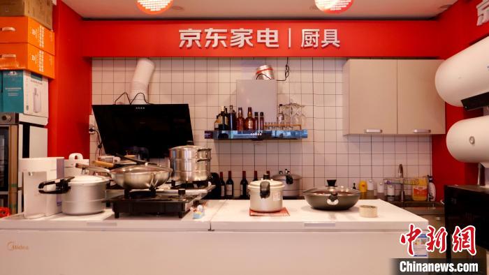 圖為店內(nèi)部分商品展示?！≈x牧 攝