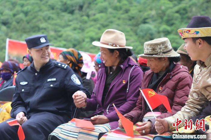 圖為李陽(yáng)副所長(zhǎng)(前排左一)與卓嘎、央宗姐妹共同參加愛(ài)國(guó)主義教育活動(dòng)?！〉录?攝