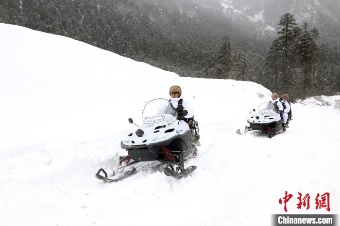 圖為雪地摩托車(chē)開(kāi)路?！⊙鸩?攝